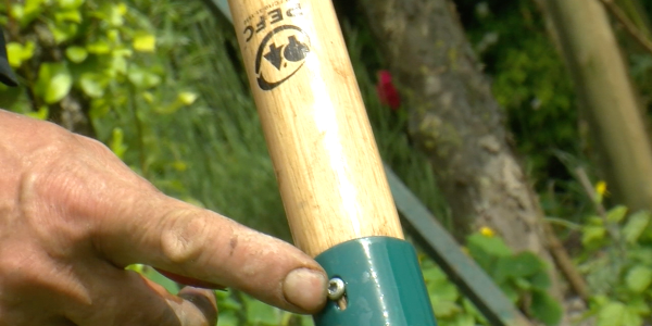 Maintaining and replacing handles for garden tools
