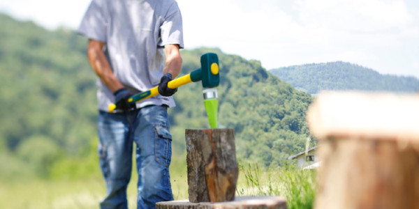 How to prevent the risk of accidents relating to metal splinters when splitting logs for firewood ?