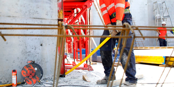 How to prevent the risk of backache due to moving heavy loads on a construction site ?